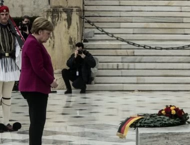 Οργή κατά Βερολίνου: Πέταξαν το στεφάνι της Μέρκελ από το μνημείο του Άγνωστου Στρατιώτη